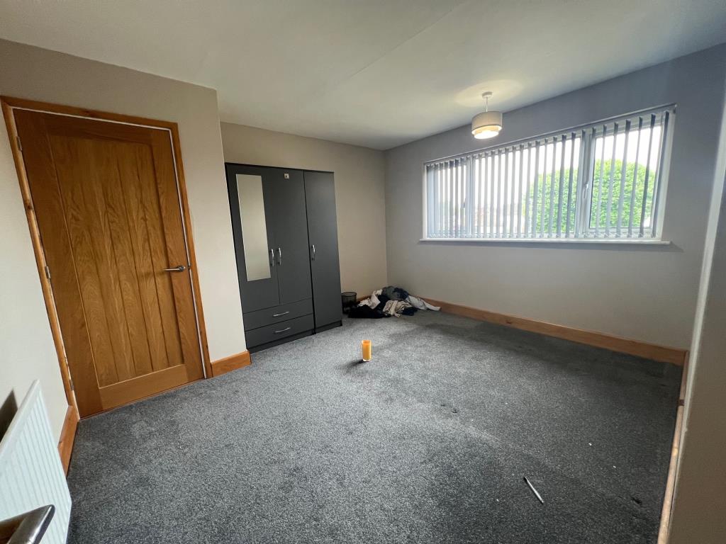 Lot: 102 - SEMI-DETACHED HOUSE FOR INVESTMENT OR OWNER-OCCUPATION - Good sized bedroom with built in storage cupboard